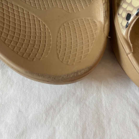 Oofos Women's Beige Desert Snake OOlala Limited Slide Sandal Sz 39 US 8 - Picture 6 of 6